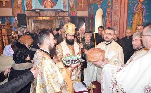 Târnosirea Bisericii „Sfântul Ierarh Nicolae” din Hășdat, Hunedoara Poza 243942