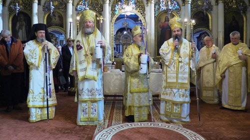 Patru ierarhi au slujit la Catedrala Veche din Arad Poza 244665