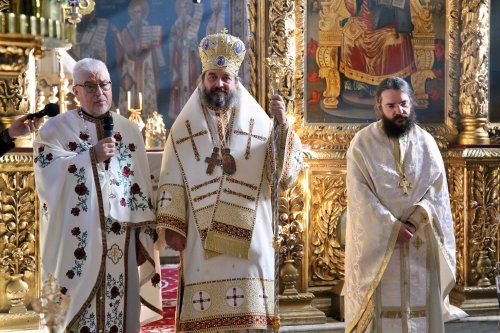 Slujbă arhierească la Biserica „Sfinții Apostoli Petru și Pavel”-Bărboi Poza 244604