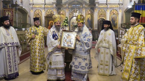 Doi ierarhi români au slujit la Catedrala din Giula, Ungaria Poza 245195