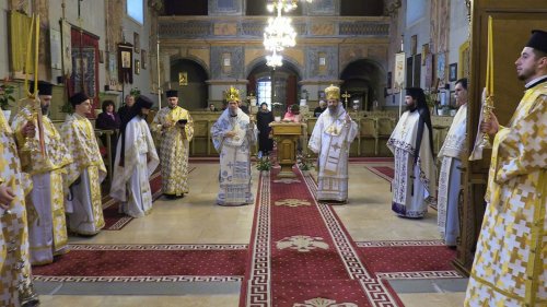 Doi ierarhi români au slujit la Catedrala din Giula, Ungaria Poza 245196