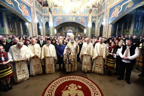 Sfânta Liturghie arhierească la Biserica „Soborul Sfinţilor 12 Apostoli” din Baia Mare Poza 245140