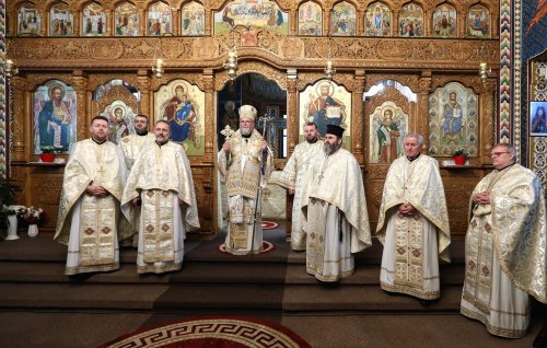 Sfânta Liturghie arhierească la Biserica „Soborul Sfinţilor 12 Apostoli” din Baia Mare Poza 245141