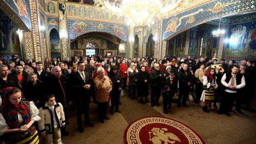 Sfânta Liturghie arhierească la Biserica „Soborul Sfinţilor 12 Apostoli” din Baia Mare Poza 245142