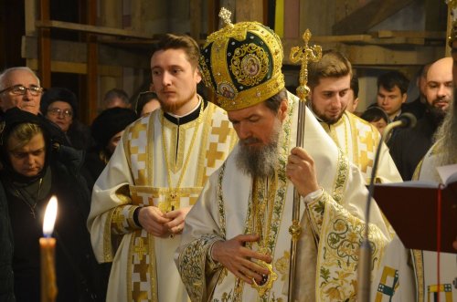 Doi ierarhi au liturghisit la biserica din cartierul Fabric, Timișoara Poza 245815