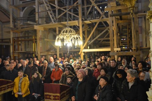 Doi ierarhi au liturghisit la biserica din cartierul Fabric, Timișoara Poza 245816