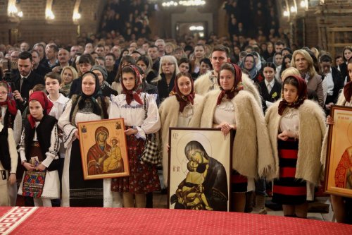 Procesiune la Catedrala Episcopală din Baia Mare în Duminica Ortodoxiei Poza 246531
