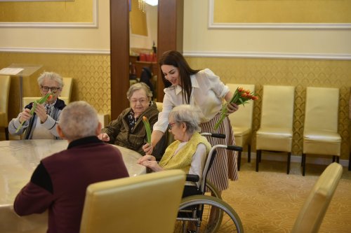 Cântece dedicate Zilei Femeii la un cămin de bătrâni din Capitală Poza 246743