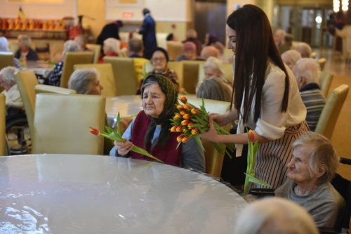 Cântece dedicate Zilei Femeii la un cămin de bătrâni din Capitală Poza 246748