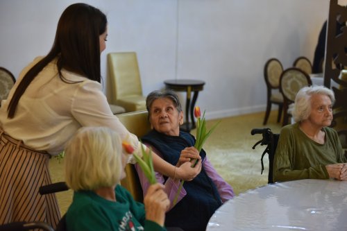 Cântece dedicate Zilei Femeii la un cămin de bătrâni din Capitală Poza 246749