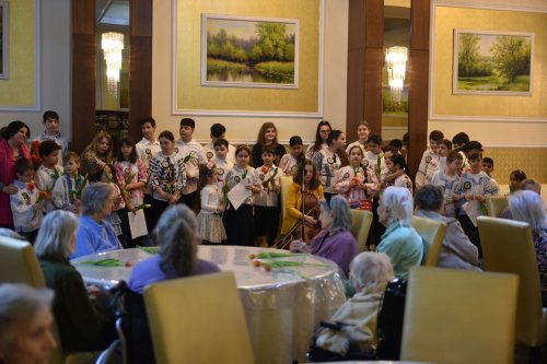 Cântece dedicate Zilei Femeii la un cămin de bătrâni din Capitală Poza 246760