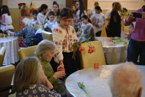 Cântece dedicate Zilei Femeii la un cămin de bătrâni din Capitală Poza 246763