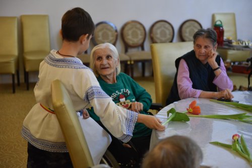 Cântece dedicate Zilei Femeii la un cămin de bătrâni din Capitală Poza 246764