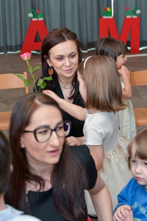 Serbare dedicată mamelor la Grădinița Patriarhiei Române Poza 246724