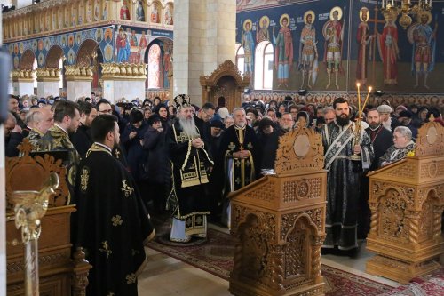 Sfinţire de raclă la Biserica „Sfântul Nectarie” din Iași Poza 246636