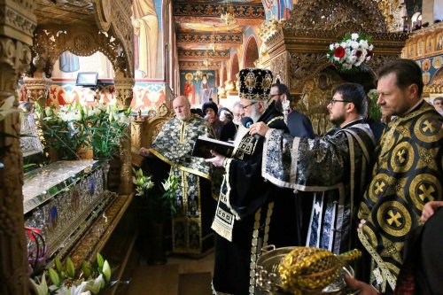 Sfinţire de raclă la Biserica „Sfântul Nectarie” din Iași Poza 246637