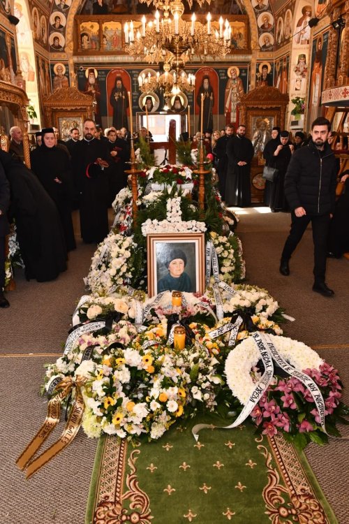 Mama Preasfințitului Părinte Timotei Prahoveanul a fost înmormântată în satul natal Poza 247276