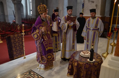 Sfântul Ierarh Sofronie cinstit la Catedrala Episcopală din Oradea Poza 247215