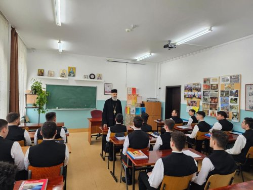 Arhiepiscopul Alba Iuliei în mijlocul elevilor seminariști Poza 247317