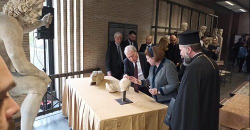 Vaticanul restituie Greciei trei fragmente de sculptură din Partenon Poza 247653