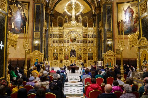 Episcopul Hușilor a conferențiat la Biserica Domnița Bălașa din Capitală Poza 248052