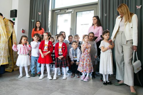 Moment de bucurie pentru copiii Grădiniței Patriarhiei Române  Poza 248106