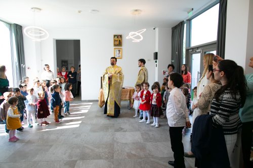 Moment de bucurie pentru copiii Grădiniței Patriarhiei Române  Poza 248107