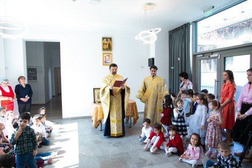Moment de bucurie pentru copiii Grădiniței Patriarhiei Române  Poza 248128