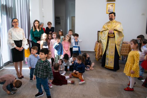Moment de bucurie pentru copiii Grădiniței Patriarhiei Române  Poza 248131