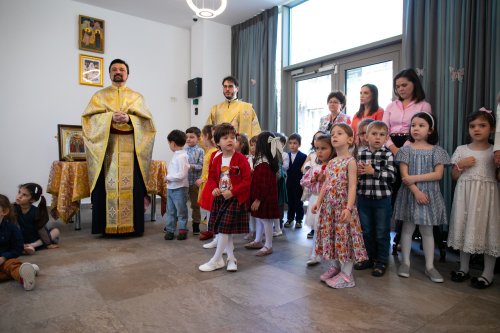 Moment de bucurie pentru copiii Grădiniței Patriarhiei Române  Poza 248132