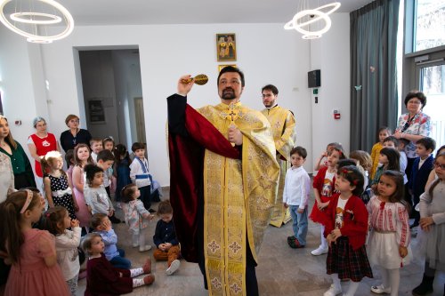 Moment de bucurie pentru copiii Grădiniței Patriarhiei Române  Poza 248134