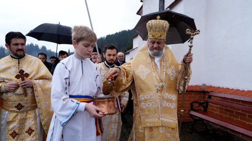 Resfinţire de biserică în Poiana Mărului, Braşov Poza 249040