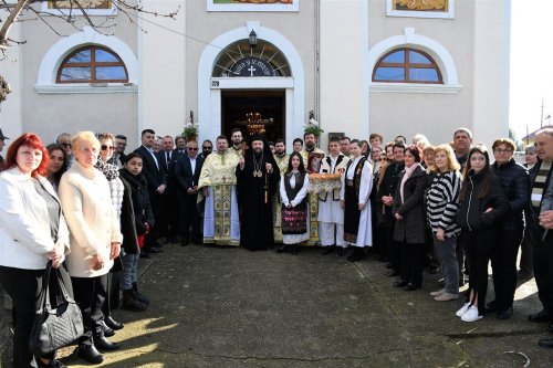 Vizită arhierească la o biserică istorică bănățeană Poza 249177