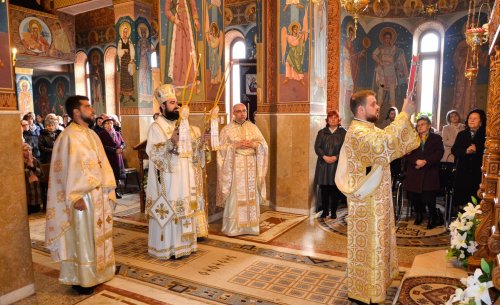 Slujiri arhiereşti în Hunedoara în Duminica Sfintei Cuvioase Maria Egipteanca Poza 249227