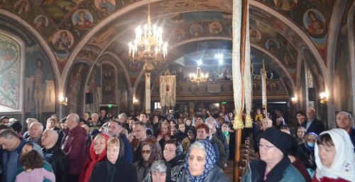 Slujiri arhiereşti în Hunedoara în Duminica Sfintei Cuvioase Maria Egipteanca Poza 249233