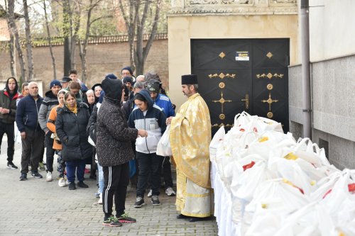 Daruri pentru credincioșii romi de la Parohia Mărcuța din București Poza 249541