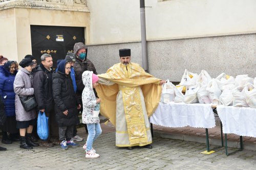 Daruri pentru credincioșii romi de la Parohia Mărcuța din București Poza 249542