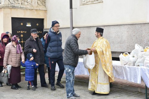 Daruri pentru credincioșii romi de la Parohia Mărcuța din București Poza 249545