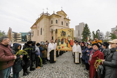 Mii de ieșeni au mers în procesiune cu flori și stâlpări Poza 249714