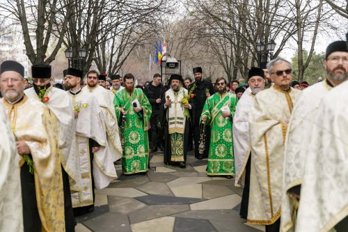 Mii de ieșeni au mers în procesiune cu flori și stâlpări Poza 249716