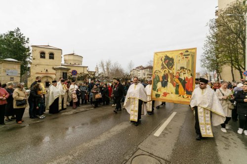 Mii de ieșeni au mers în procesiune cu flori și stâlpări Poza 249717