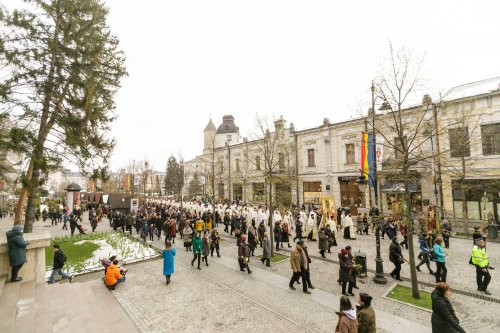 Mii de ieșeni au mers în procesiune cu flori și stâlpări Poza 249719