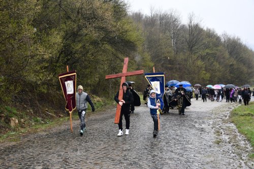 Procesiunea „Drumul Crucii” și hramul unei biserici din Eparhia Caransebeșului  Poza 249816