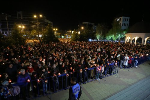 Peste 8.000 de buzoieni au primit Lumina Sfântă de la Părintele Arhiepiscop Ciprian Poza 251030