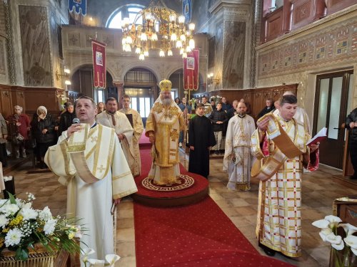 Prăznuirea Învierii Domnului în eparhiile româneşti din diasporă Poza 251613