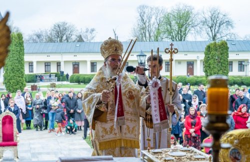 Vecernia Învierii Domnului la Catedrala Arhiepiscopală din Roman Poza 251565