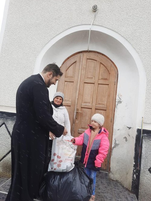 Daruri pentru bătrânii și familiile nevoiașe din Bărcut, județul Brașov Poza 251699