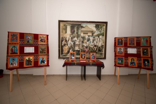 Expoziție de icoane pe sticlă la Săcele, județul Brașov Poza 251693