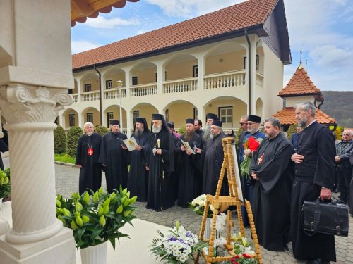 Liturghie arhierească la Mănăstirea „Sfântul Mare Mucenic Dimitrie” de la Sighișoara Poza 251958