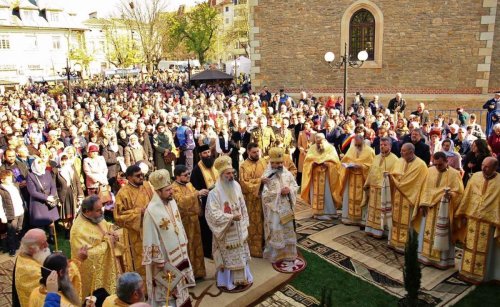Ansamblul Parohiei „Sfântul Gheorghe” din Botoșani a primit veșmânt de lumină Poza 251992